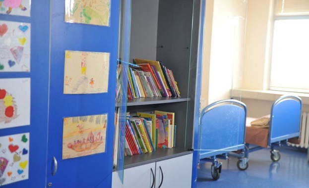 Театър "Българска армия" зарадва с книги малките пациенти във ВМА 