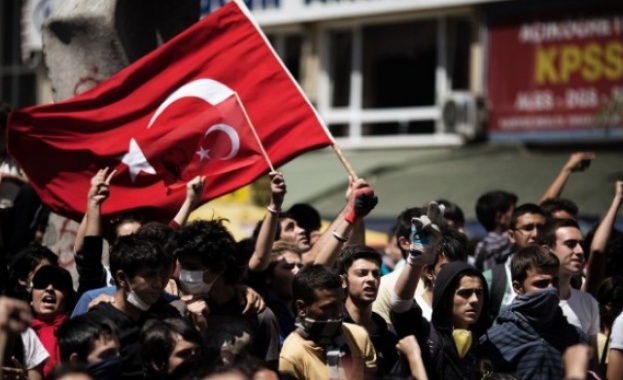 Хиляди на протест в Анкара заради осъдения опозиционер 