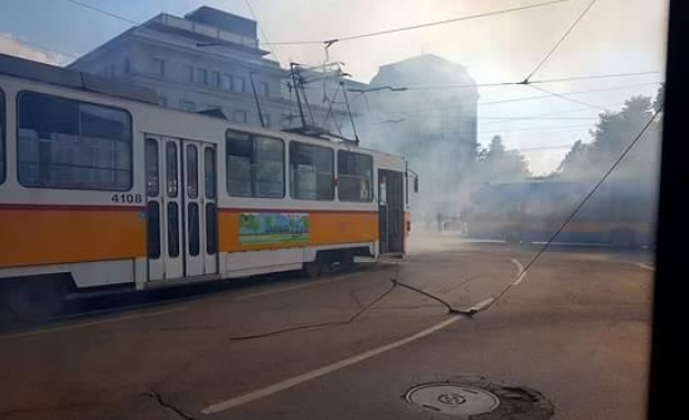 Трамвай се запали в София (снимки + видео)