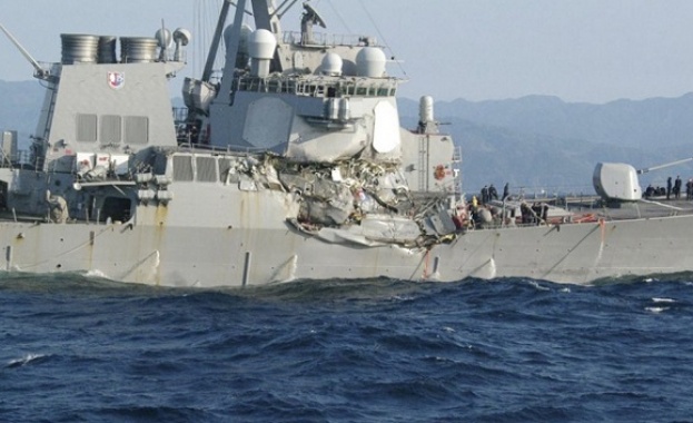 Американски военен кораб се сблъска с търговски край Япония
