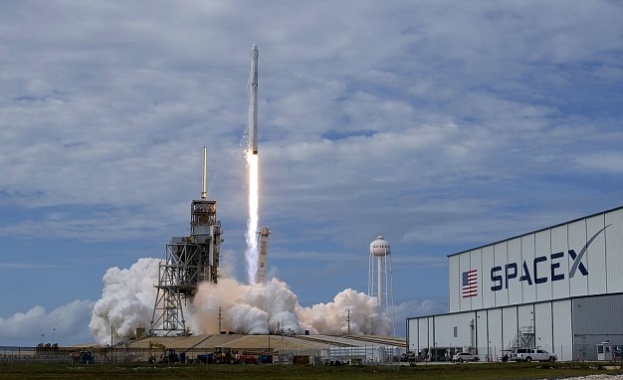 Спейс екс успя да върне на земята първата степен на ракетата-носител Фалкон 9