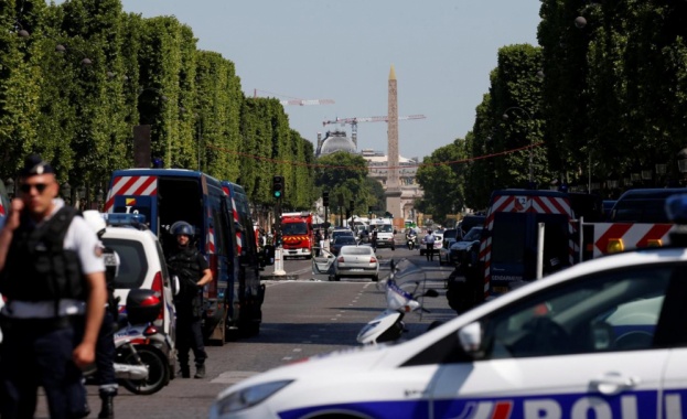 Въоръжен мъж заби автомобила си в бус на френската жандармерия в Париж (обновена)