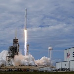 Изстреляха ракета на „Спейс Екс“ с микроспътници за високоскоростен интернет 