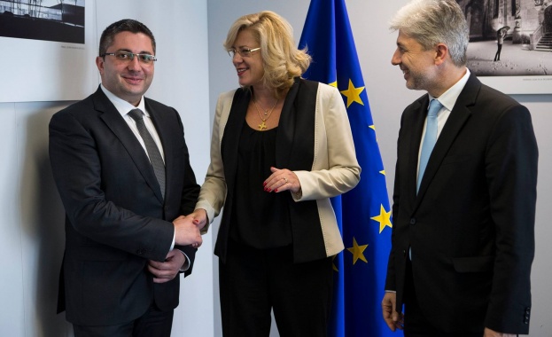 Еврокомисар обсъди усвояването на средствата от ЕС с български министри