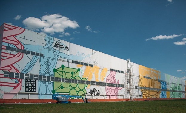 Графит с площ 10 000 кв. метра украси руски град