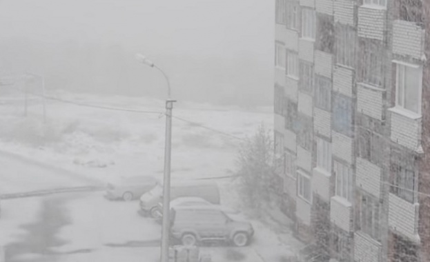 Обилни снеговалежи в Мурманска област в Русия (видео)