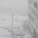 Обилни снеговалежи в Мурманска област в Русия (видео)