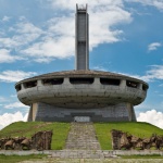 Символът на връх Бузлуджа се руши