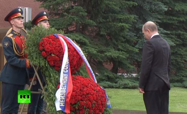Путин отказа чадър по време на церемония (видео) 