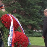 Путин отказа чадър по време на церемония (видео) 