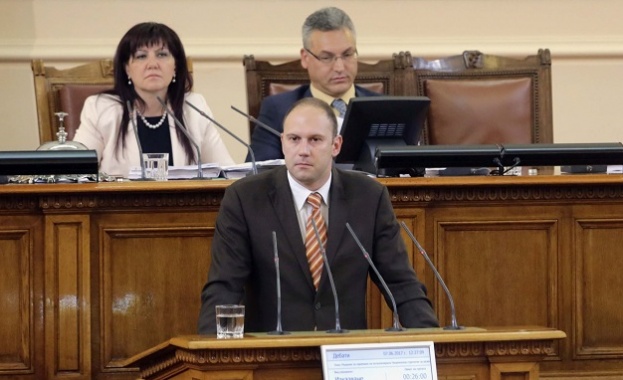Цонков ядоса министър Радев с отворено писмо и подписка от граждани на Нови Искър
