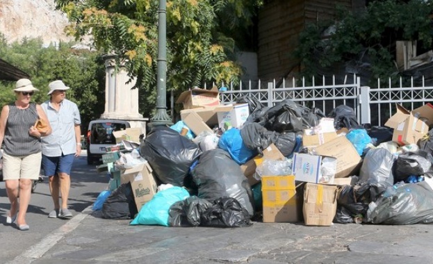 В Гърция се зариха с тонове боклуци