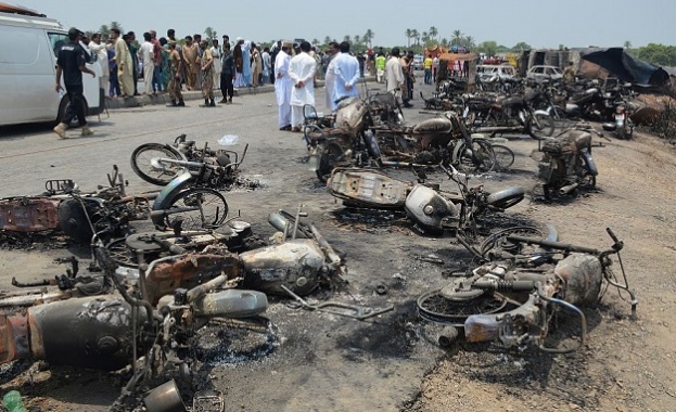 157 станаха жертвите след взрива на цистерна в Пакистан