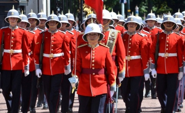 Жена ръководи смяната на караула за първи път пред Бъкингамския дворец
