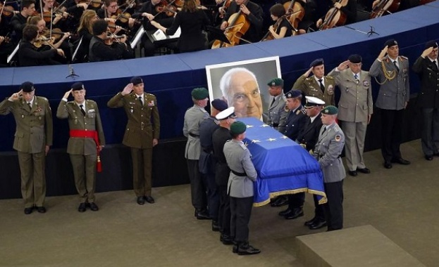 Европейският парламент се прощава с Хелмут Кол