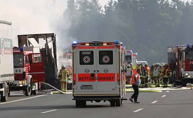 Трагедия в Германия! Загинали и 30 ранени, след като автобус изгоря на магистралата (обновена)