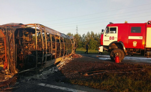 14 души загинаха, след като автобус катастрофира и се запали в Русия