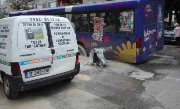Автобус на градския транспорт във Варна пропадна в дупка на пътя 
