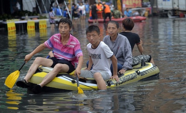 Над 50 са жертвите от наводненията в Китай до момента 