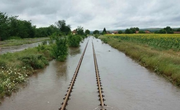 Възстановено е движението на влаковете в наводнените участъци от железопътната инфраструктура