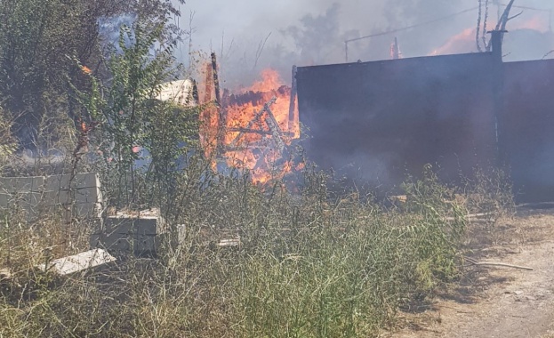 Голям пожар горя в Бургас (видео)