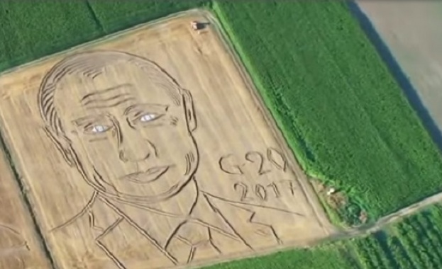 Италиански фермер нарисува Путин на нивата си (видео)
