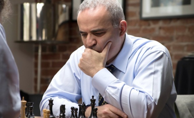 Гари Каспаров се завръща край шахматната дъска