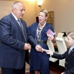 Бойко Борисов връчи български паспорти на княгиня Калина и сина ѝ Симеон-Хасан
