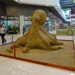 Огромен пясъчен октопод носи плажни емоции в Sofia Ring Mall
