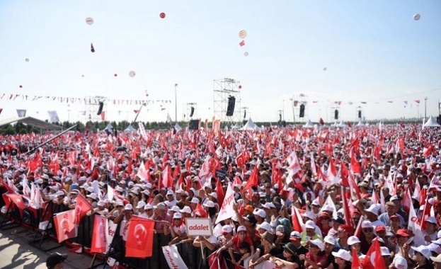 Нови масови чистки на министерства, армия, полиция и медии в Турция