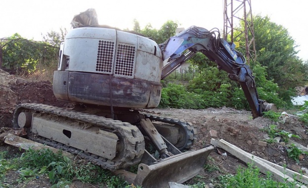 5-годишно дете е с опасност за живота след инцидент с багер 