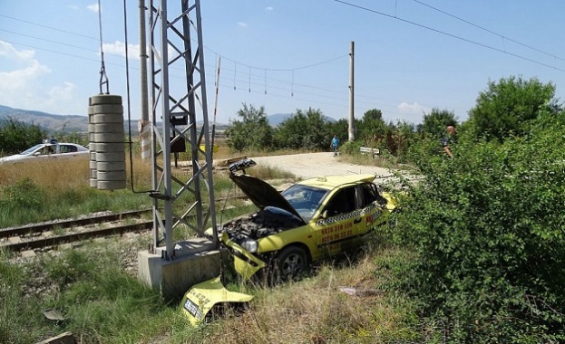 Такси мина през жп прелез на спусната бариера, двама души пострадаха