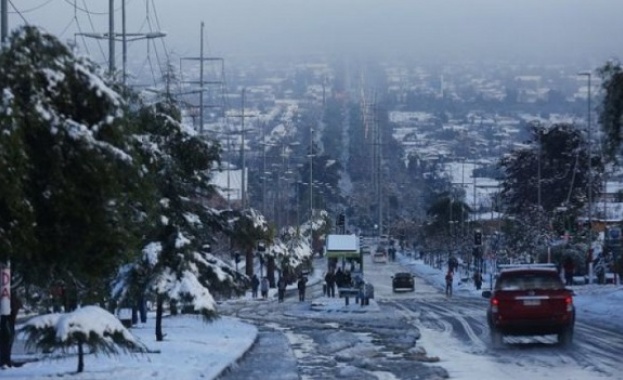 Сняг парализира Чили