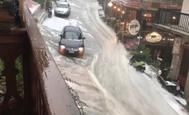 Буря и градушка наводниха Северна Гърция (видео)