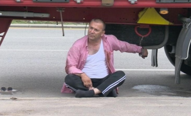 Екшън с пиян турски шофьор - блъсна ТИР и кола, след това се скри под камион