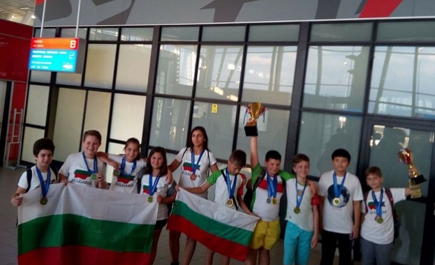 Русенски ученици обраха златото на олимпиадата по математика в Сингапур 