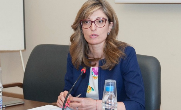 Захариева: Реалистично е Македония да получи покана за членство в ЕС още тази година