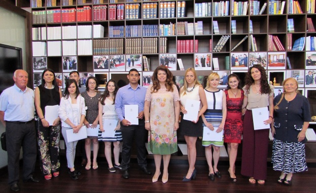 Йотова: Надявам се младите и образовани хора да намират все повече своята реализация в България