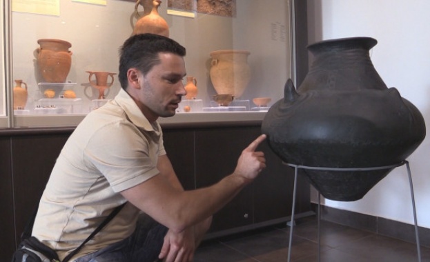 Мъже от Приморско разчетоха тракийски календар върху съд на 3000 години