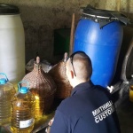 Митничари ловят домашна ракия по обяви в нета