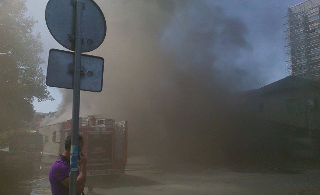 Пожар гори в магазин за месо в столичния квартал "Стефан Караджа"