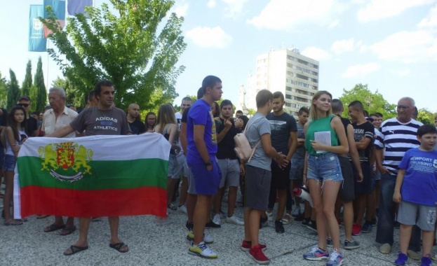 Стотици хора на протест срещу насилието в Нова Загора