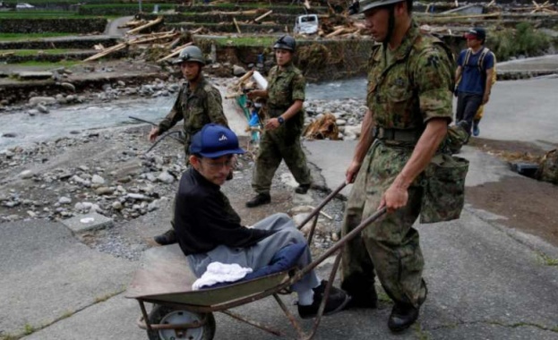 25 хиляди души са принудени да се евакуират заради пороите в Япония