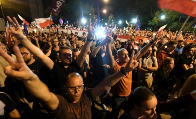 Хиляди поляци отново протестират