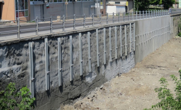 Завърши аварийно укрепване на подпорна стена на пътя Бяла – Попово
