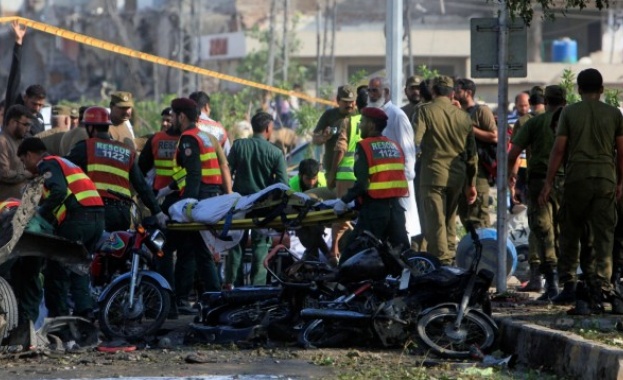 Самоубийствен атентат срещу полицаи уби поне 16 души в Пакистан