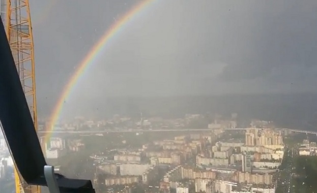 Заснеха кръгла дъга над Санкт Петербург (видео)