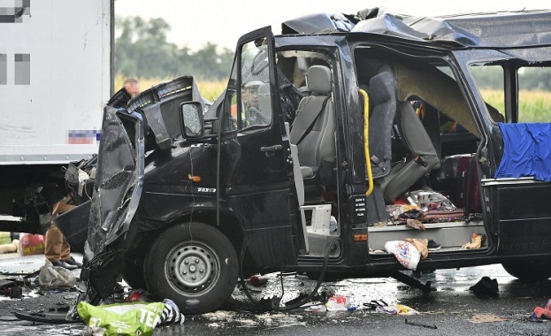 19 деца пострадаха при верижна катастрофа в Германия 