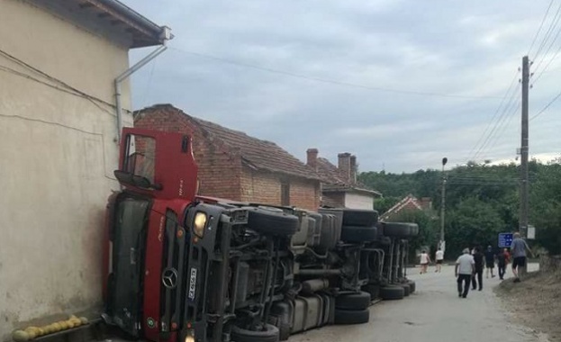 Камион се обърна в плевенско село, удари две къщи 
