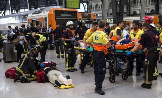 48 ранени при влакова катастрофа в Барселона (обновена)